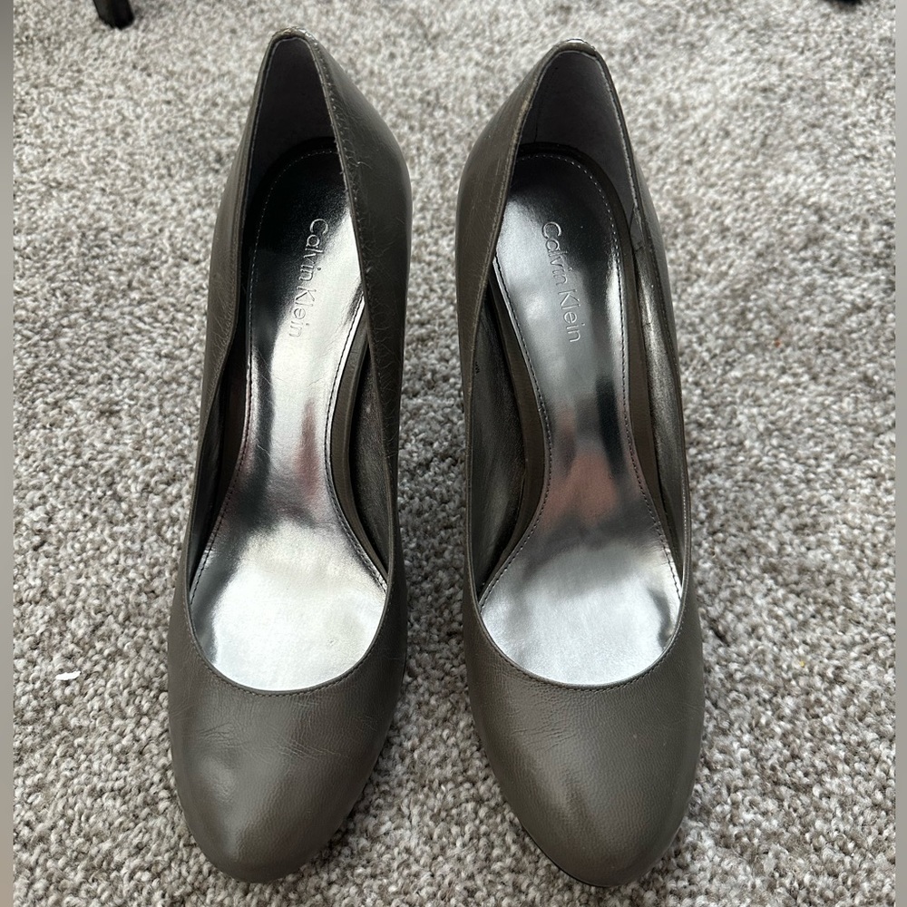 Calvin Klein gray leather pump